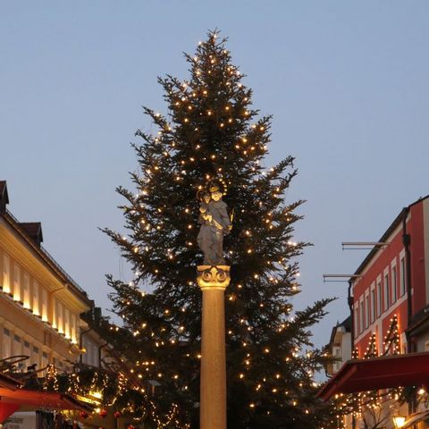 Mariensäule mit Christbaum