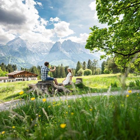 Deutsche Alpenstraße Rast mit Zugspitzblick